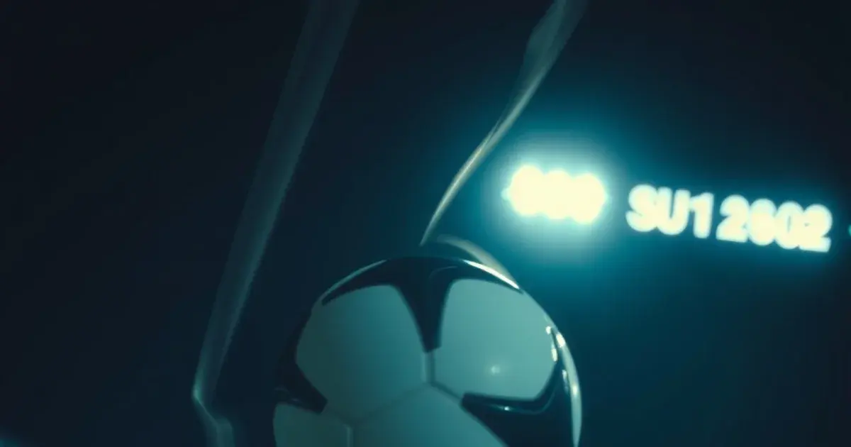 Ein Fußball in schneller Bewegung unter Flutlicht, eine Bildhälfte scharf und flüssig, die andere leicht verschwommen, als Symbol für den Unterschied zwischen 60 und 30 FPS